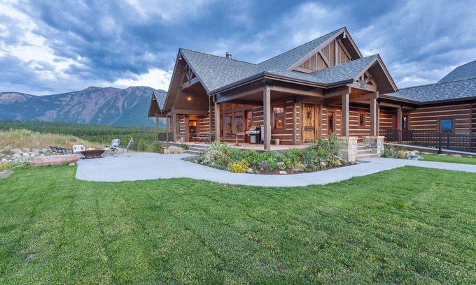 West Glacier House | Luxury Home with Amazing Mountain Views of Glacier Park, 1 mile from entrance