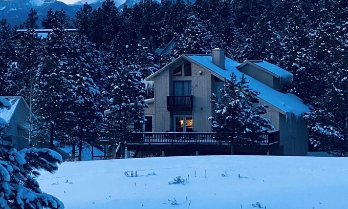 Angel Fire Ski Chalet | Luxury Home with plenty of seating and Chef's Kitchen 3 Minutes from Ski Lifts!