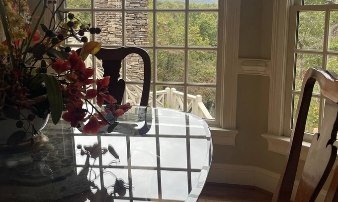 Pinnacle House | Luxury home within eyeshot of the infamous Pilot Mtn.