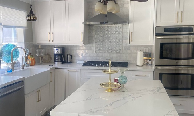 Santa Clarita House | Luxury House in Santa Clarita with Pool and Jacuzzi