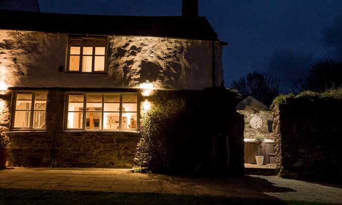 Newquay House | Luxury house sleeping 14 with stunning outdoor pool set privately in 10 acres