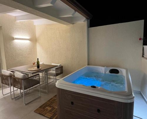 Murta Maria Villa | Luxury House & Spa in Baia Turchese vasca idromassaggio riscaldata con cromoterapia