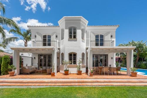 Guadalmina Villa | Luxury House with Private Pool and Stunning Interiors
