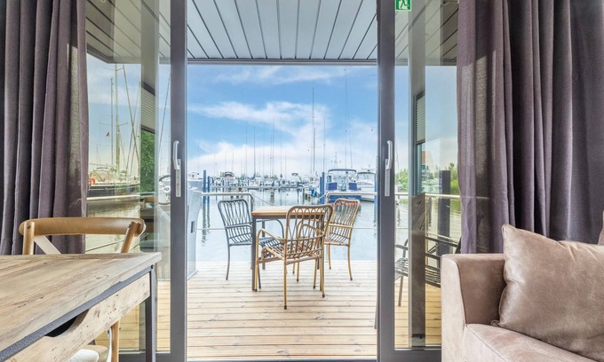 Volendam Boat Rental | Luxury houseboat in Volendam marina