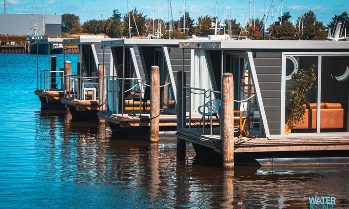Dinteloord Boat Rental | Luxury Houseboat