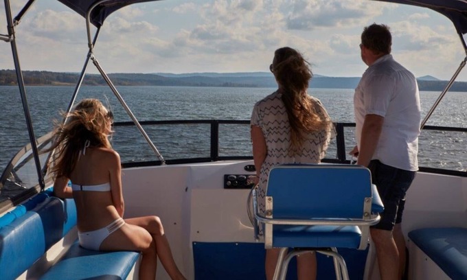 Higden Boat Rental | Luxury houseboat on beautiful Greers Ferry Lake at Lacey's Narrows Marina