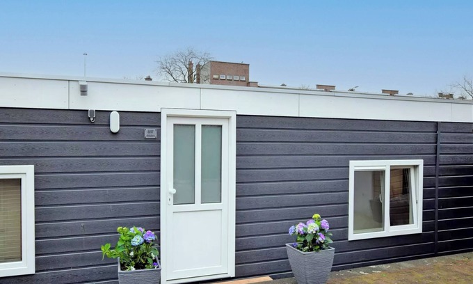 Escamp Boat Rental | Luxury houseboat with a hot tub