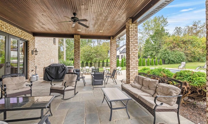 Lexington House | Luxury in Lexington - 9BR, 9BA, 5 Acres, Pool, Spa