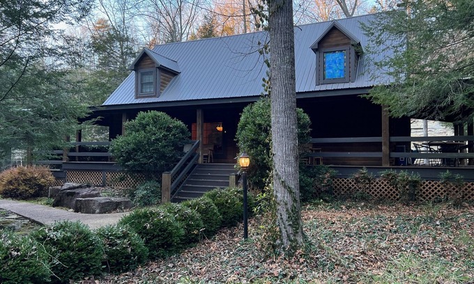 Byrdstown Cabin | Luxury In Nature, Log Cabin In One Of A Kind Location.
