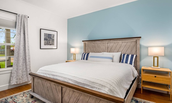 Alexandria House | Luxury in the Park, King Beds, Washer & Dryer