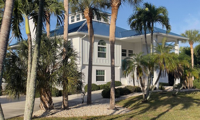 Bokeelia Villa | Luxury Island Escape @ Palm Tree Villa: Private Rooftop Deck & Saltwater Pool