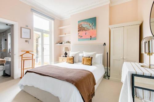 Larkhall House | Luxury King-bed Ensuite With Quiet Private Patio