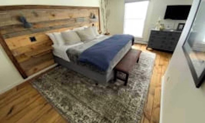 West Dover Resort | Luxury King Suite, Living Room w/sofa bed and jacuzzi tub