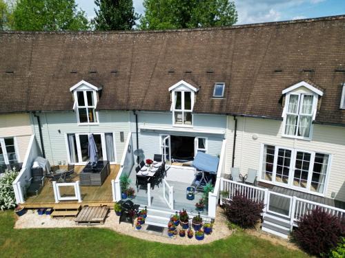 South Cerney House | Luxury Kingfisher Lodge, Isis Lake, within the Cotswold Waterpark