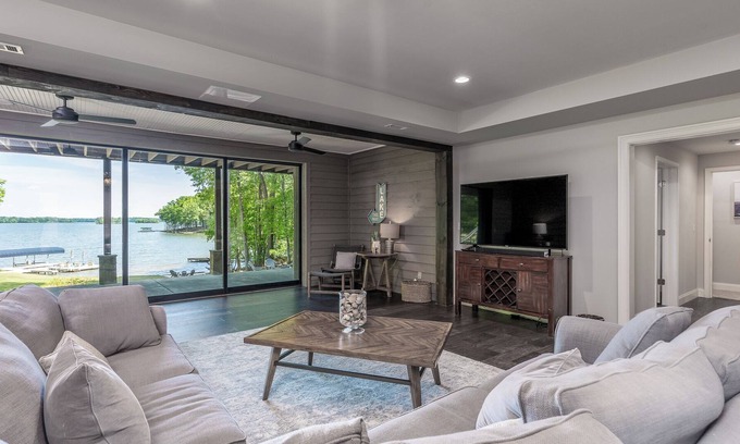 Lake Oconee House | Luxury Lake Escape with game room and hot tub!