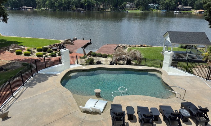 Jonesboro House | Luxury Lake Front retreat