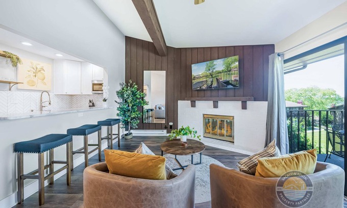 Lake Geneva Condo | Luxury Lake Geneva Condo with Fireplace