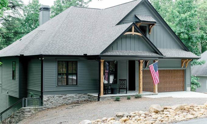 Waleska House | Luxury Lake Home on Golf Course