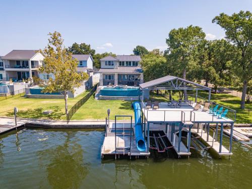Kingsland House | Luxury Lake LBJ House with Heated Swimming Pool and Spill Over Hot Tub and 2 Boat Slips