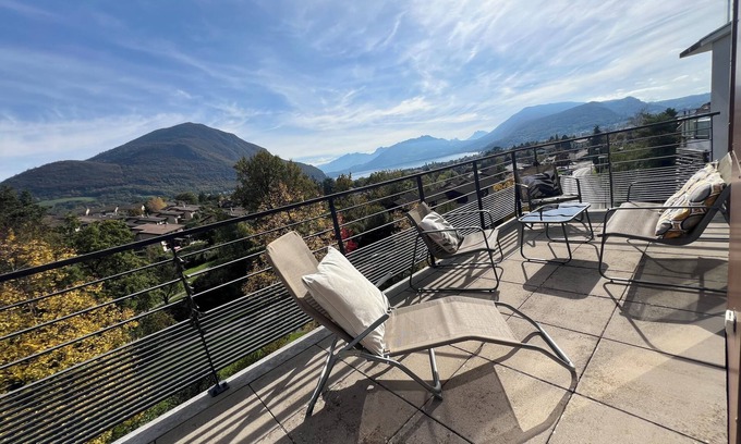 Annecy-le-Vieux Apartment | Luxury lake view apartment