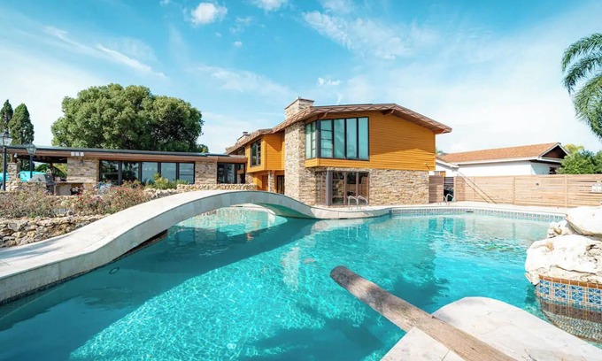 Catalina House | Luxury Lakefront 100,000 Gal Pool Resort Near Disney, Universal, SeaWorld,Outlet