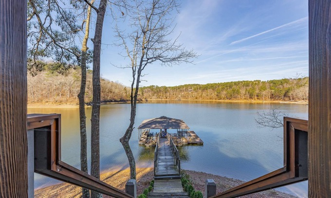 Logan Cottage | Luxury Lakefront Cottage w/Kayaks and SUPs