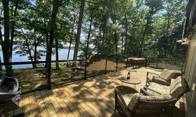 Tweed Cottage | Luxury Lakefront Escape The Rock Cottage