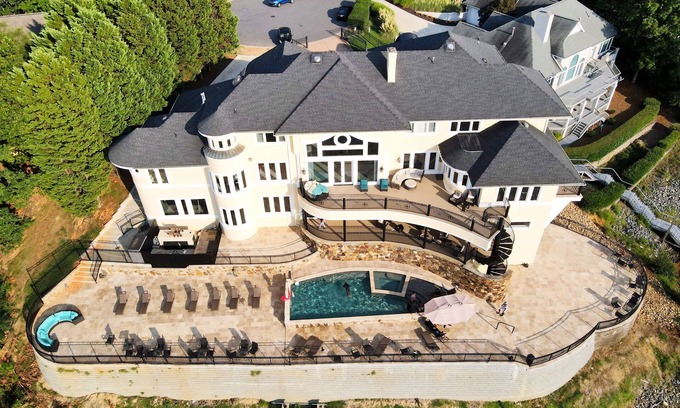 Steele Creek House | LUXURY LAKEFRONT ESTATE IN CHARLOTTE