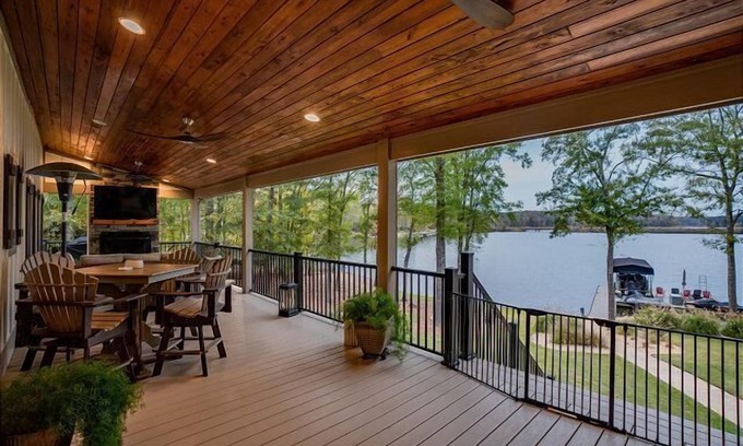Lake Oconee House | Luxury Lakefront | EV Charger | Stunning Views