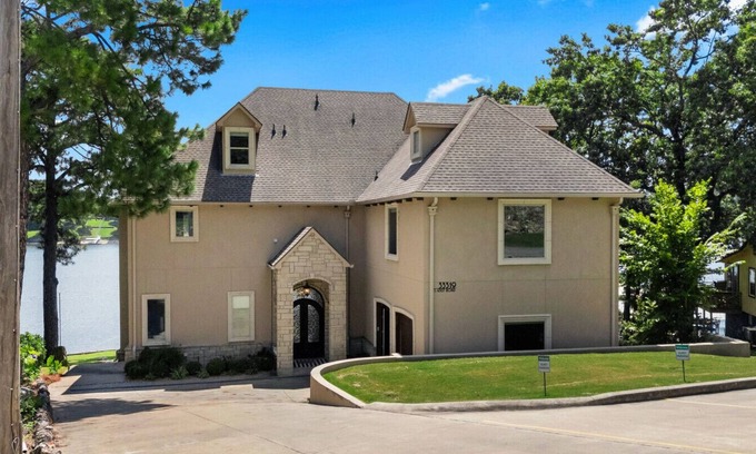 Cleora Apartment | Luxury Lakefront Home