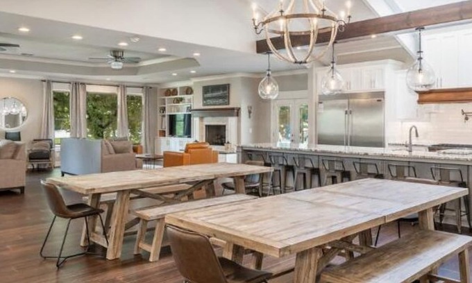 Mid America House | Luxury Lakefront Lodge - 16 Beds! 8 BRs! Sleeps 32!