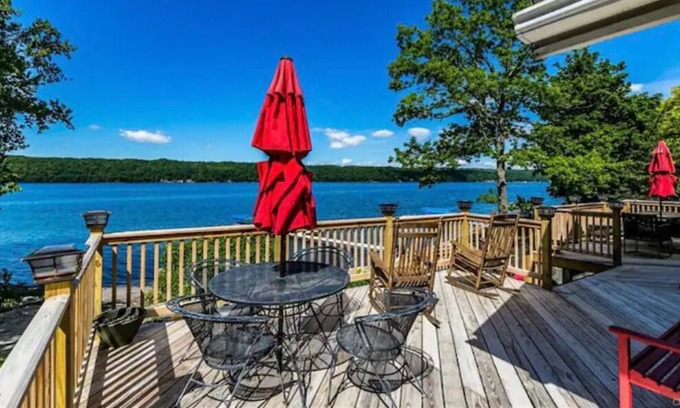 Poplar Ridge House | Luxury Lakehouse, sunsets, kayaks, hot tub, sauna, 20 min to Skaneateles Village