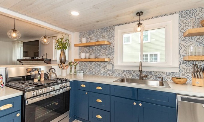 Geneva-on-the-Lake Cottage | Luxury Lakeside Cottage- Girls Getaway - 5 mi to GOTL w/Backyard & Fire pit