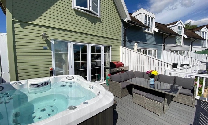 South Cerney Cabin | Luxury lakeside lodge with Hot Tub, Kayak and BBQ