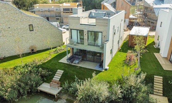 Cirencester House | Luxury lakeside property with spa access ML44