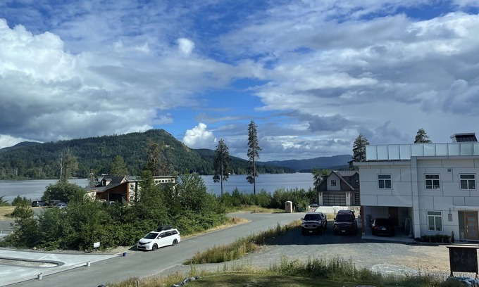 Shawnigan Lake House | Luxury Lakeview House w/Dock & Hot Tub