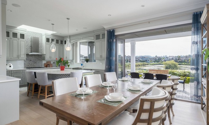 Surrey House | Luxury Lakeview Retreat – Morgan Creek Golf Stay