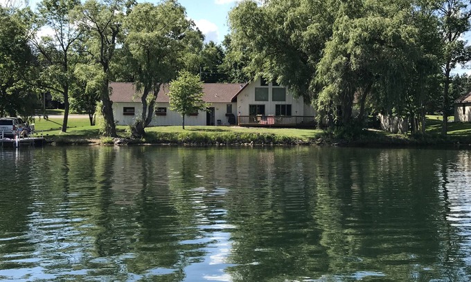 Alexandria House | Luxury Le Homme Dieu Home With Prime Location And Private Boat Ramp