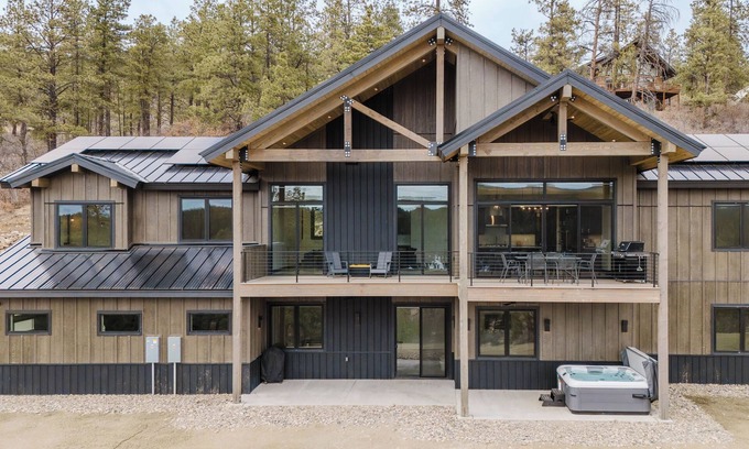 San Juan River Village House | Luxury Listing | A/C, Hot Tub, Close to Skiing, Incredible Mountain Views