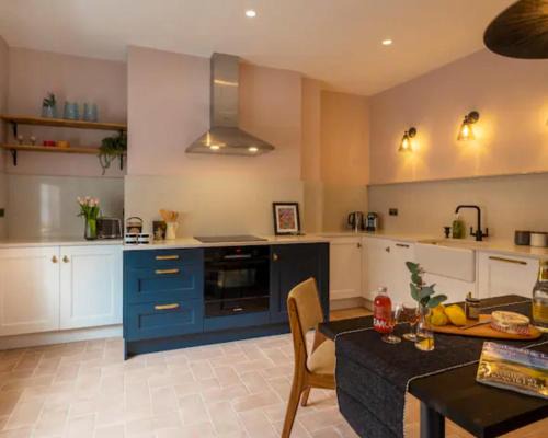 Bakewell House | Luxury & Location! Bakewell Georgian Townhouse - 'The Haywood'
