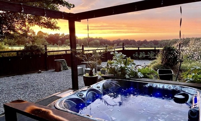 Bristol House | Luxury Lodge close to Clifton Suspension Bridge, hot tub. Sleeps 2 people.