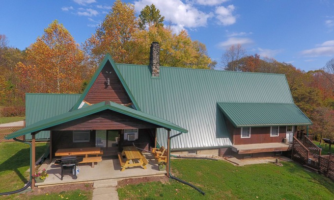 Nelsonville Cabin | Luxury Lodge in Hocking Hills w/Swimming Pool, Hot Tub and Lake - Wedding Venue
