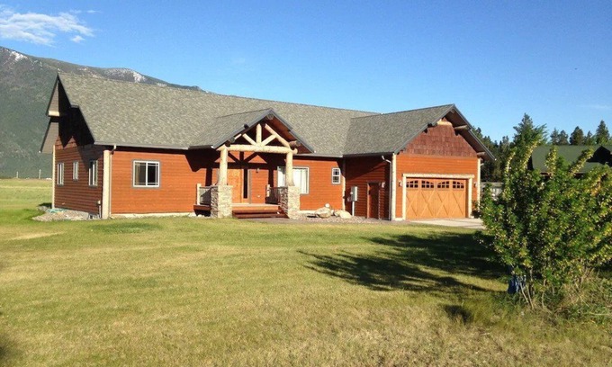 Columbia Falls House | Luxury Lodge w/Grand Mountain Views;10-15 Miles to Whitefish & Glacier Nat Park