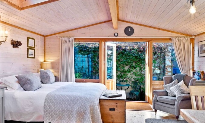 Hurstpierpoint House | Luxury Lodge with Super King Size Bed, Kitchen & Shower Room
