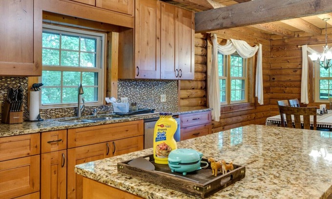 Weaverville Cabin | Luxury Log Cabin w/Hot Tub, Fire Pit & Horses!