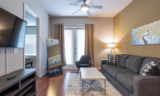 Texas Medical Center Condo | Luxury Med Center Fully Equipped King Sized Bed Condos