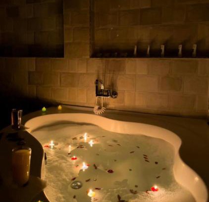 Giza Hotel | Luxury Middle East pyramid &jacuzzi