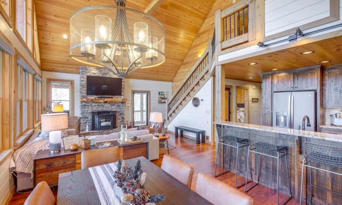 Mineral Bluff House | Luxury Mineral Bluff Cabin with Deck and Hot Tub!