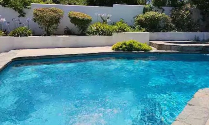 Woodland Hills House | Luxury Modern best Prime Location Retreat PRIVATE POOL HOME Jacuzzi SPA 4 BDR