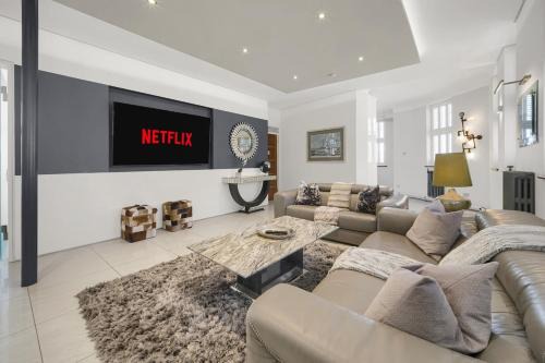 Castle Apartment | Luxury & Modern - Central - Beach Access - Wind St